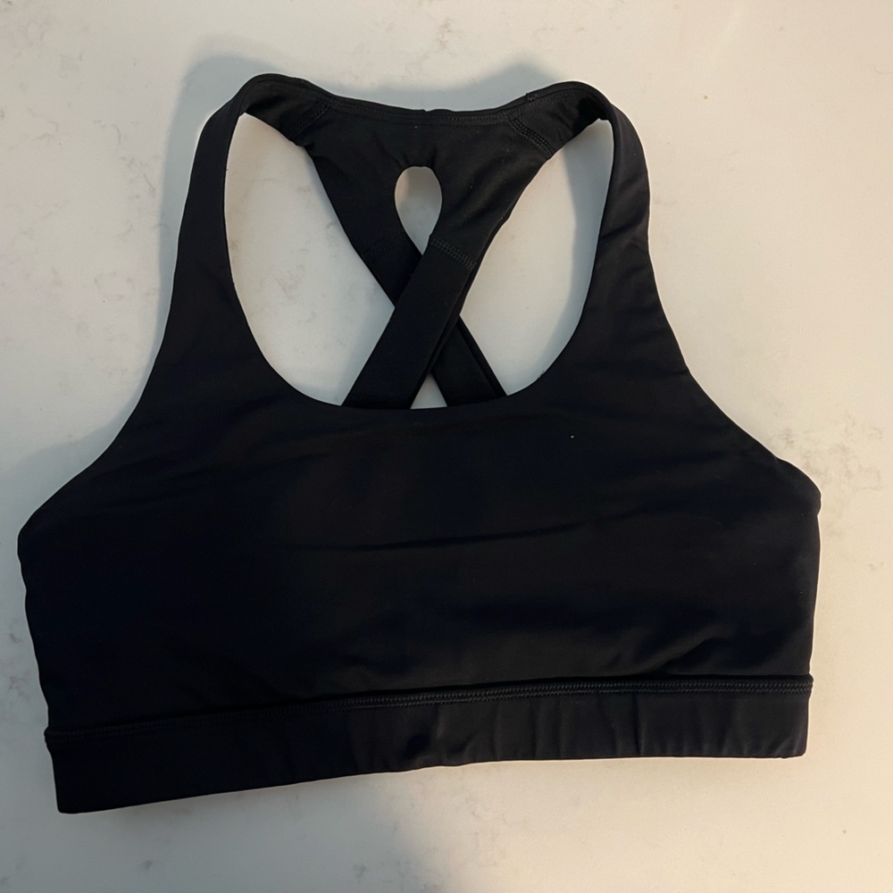 Lululemon sports bra size 6. No flaws or stains. Excellent condition.